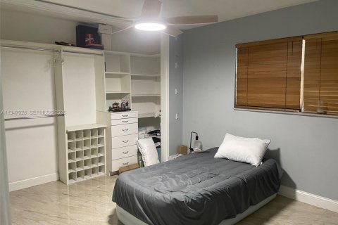 House in Miami, Florida 3 bedrooms, 232.26 sq.m. № 2003236 - photo 20