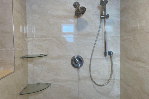 House in Miami, Florida 3 bedrooms, 232.26 sq.m. № 2003236 - photo 14