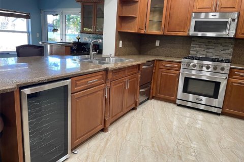 House in Miami, Florida 3 bedrooms, 232.26 sq.m. № 2003236 - photo 22