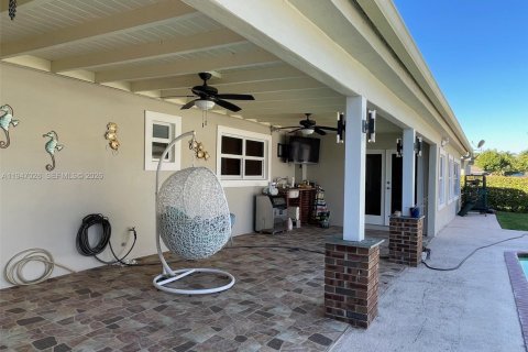 House in Miami, Florida 3 bedrooms, 232.26 sq.m. № 2003236 - photo 5