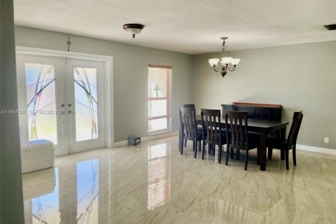 House in Miami, Florida 3 bedrooms, 232.26 sq.m. № 2003236 - photo 3