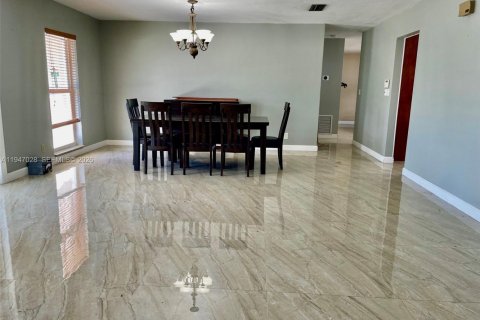 House in Miami, Florida 3 bedrooms, 232.26 sq.m. № 2003236 - photo 10