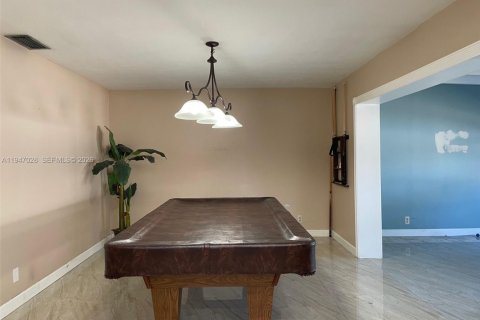 House in Miami, Florida 3 bedrooms, 232.26 sq.m. № 2003236 - photo 12