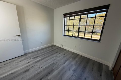 Touwnhouse à vendre à Miami, Floride: 3 chambres, 113.15 m2 № 2076680 - photo 16