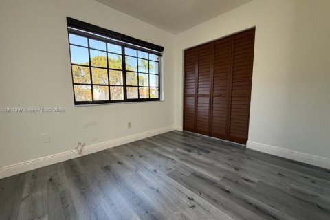 Touwnhouse à vendre à Miami, Floride: 3 chambres, 113.15 m2 № 2076680 - photo 18
