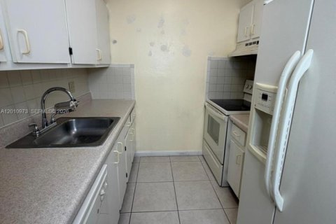 Touwnhouse à vendre à Miami, Floride: 3 chambres, 113.15 m2 № 2076680 - photo 10