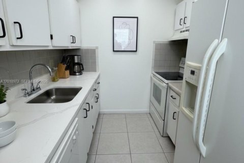 Touwnhouse à vendre à Miami, Floride: 3 chambres, 113.15 m2 № 2076680 - photo 9