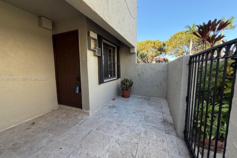 Touwnhouse à vendre à Miami, Floride: 3 chambres, 113.15 m2 № 2076680 - photo 4