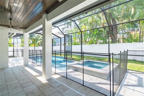 House in Saint Petersburg, Florida 5 bedrooms, 381.92 sq.m. № 1740904 - photo 6