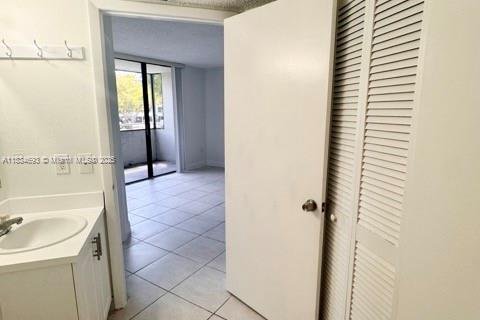 Condo in Miami, Florida, 2 bedrooms  № 1818220 - photo 11
