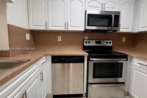 Condo in Miami, Florida, 2 bedrooms  № 1818220 - photo 1