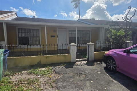 Adosado en venta en Miami Gardens, Florida, 2 dormitorios, 84.54 m2 № 2428202 - foto 2