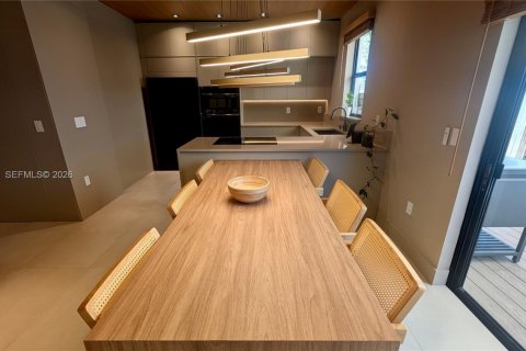 Townhouse in Miami, Florida 3 bedrooms, 128.02 sq.m. № 2077908 - photo 9