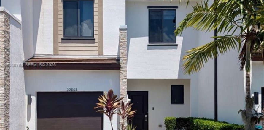 Townhouse in Miami, Florida 3 bedrooms, 128.02 sq.m. № 2077908