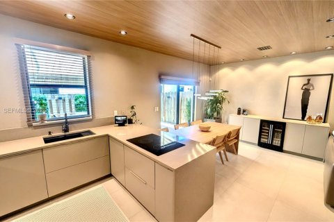 Townhouse in Miami, Florida 3 bedrooms, 128.02 sq.m. № 2077908 - photo 12
