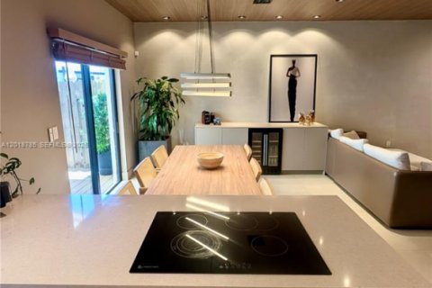 Townhouse in Miami, Florida 3 bedrooms, 128.02 sq.m. № 2077908 - photo 10