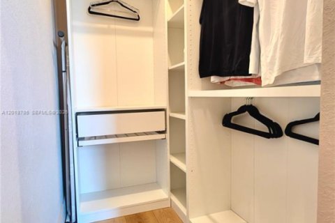 Townhouse in Miami, Florida 3 bedrooms, 128.02 sq.m. № 2077908 - photo 27