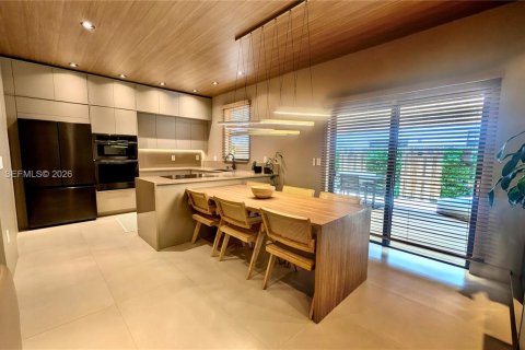 Townhouse in Miami, Florida 3 bedrooms, 128.02 sq.m. № 2077908 - photo 11