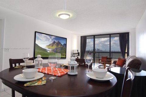 Condominio en alquiler en Miami Beach, Florida, 1 dormitorio, 78.78 m2 № 1896801 - foto 2
