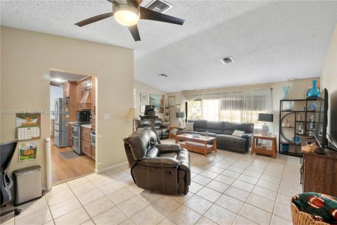 House in Coral Springs, Florida 6 bedrooms, 357.3 sq.m. № 2064817 - photo 25