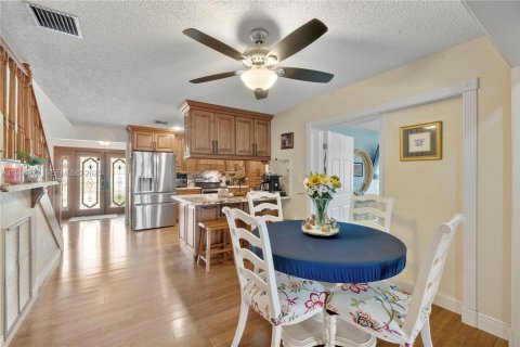 House in Coral Springs, Florida 6 bedrooms, 357.3 sq.m. № 2064817 - photo 9