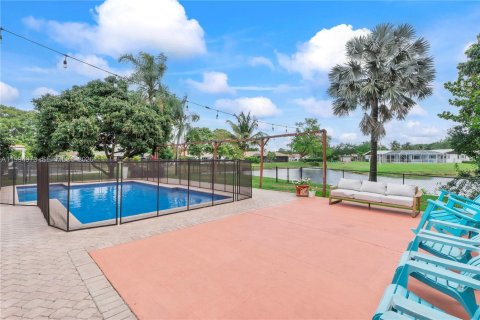 House in Coral Springs, Florida 6 bedrooms, 357.3 sq.m. № 2064817 - photo 3