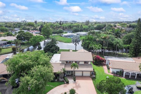 House in Coral Springs, Florida 6 bedrooms, 357.3 sq.m. № 2064817 - photo 2