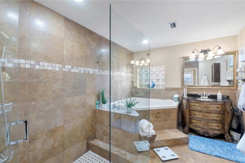 House in Coral Springs, Florida 6 bedrooms, 357.3 sq.m. № 2064817 - photo 13