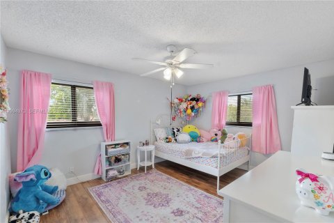 House in Coral Springs, Florida 6 bedrooms, 357.3 sq.m. № 2064817 - photo 19