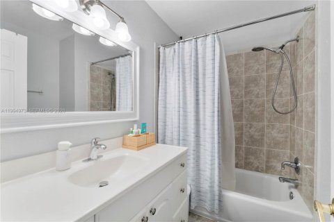 House in Coral Springs, Florida 6 bedrooms, 357.3 sq.m. № 2064817 - photo 20