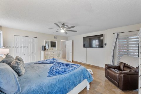 House in Coral Springs, Florida 6 bedrooms, 357.3 sq.m. № 2064817 - photo 11