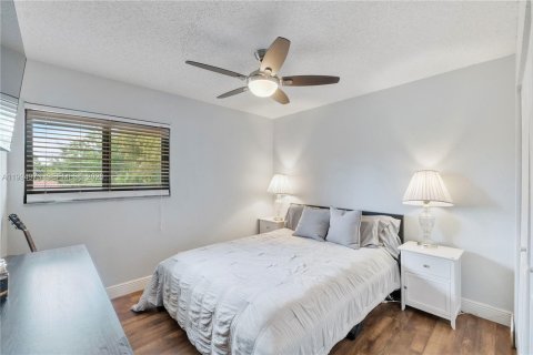 House in Coral Springs, Florida 6 bedrooms, 357.3 sq.m. № 2064817 - photo 21