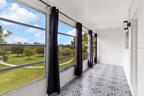 Condo in Seminole, Florida, 2 bedrooms № 2200763 - photo 11