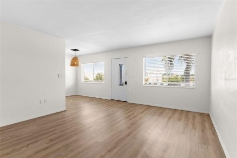 Condo in Seminole, Florida, 2 bedrooms № 2200763 - photo 2