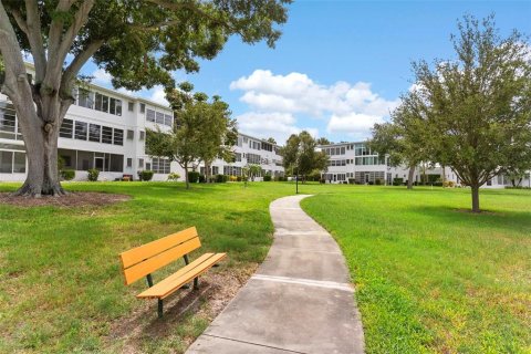Condo in Seminole, Florida, 2 bedrooms № 2200763 - photo 13