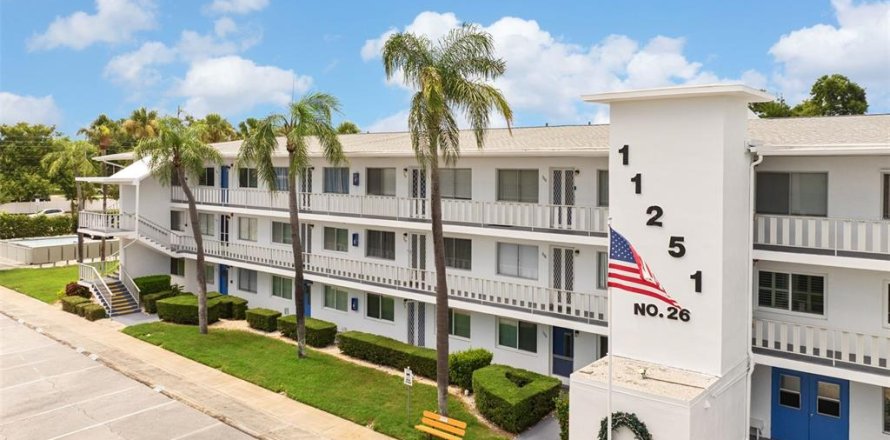 Condo in Seminole, Florida, 2 bedrooms № 2200763