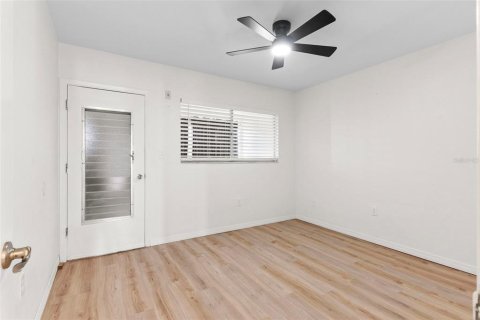 Condo in Seminole, Florida, 2 bedrooms № 2200763 - photo 5