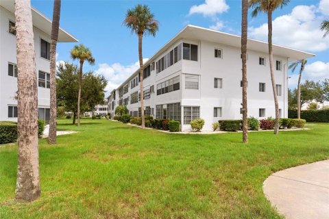 Condo in Seminole, Florida, 2 bedrooms № 2200763 - photo 12