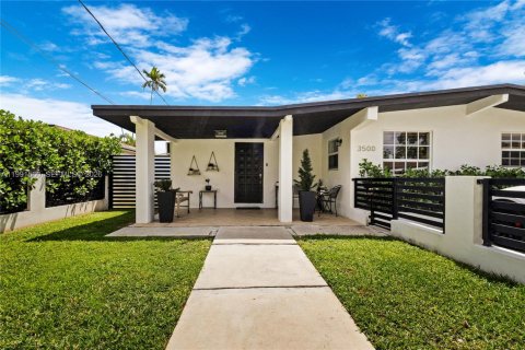 Дом в Майами, Флорида 3 спальни, 149.29м2 № 2052695
