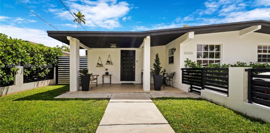 Дом в Майами, Флорида 3 спальни, 149.29м2 № 2052695