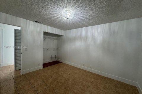 Casa en alquiler en Hialeah, Florida, 3 dormitorios, 187.94 m2 № 1992924 - foto 16