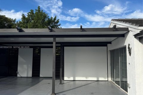 Casa en alquiler en Hialeah, Florida, 3 dormitorios, 187.94 m2 № 1992924 - foto 5