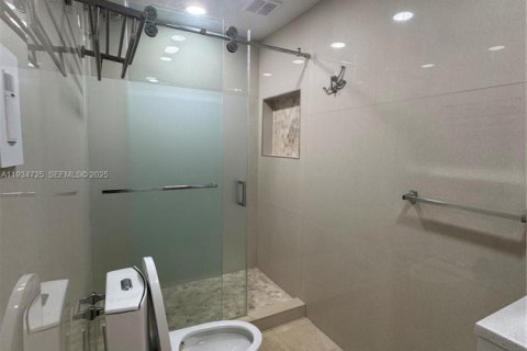 Casa en alquiler en Hialeah, Florida, 3 dormitorios, 187.94 m2 № 1992924 - foto 17