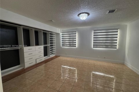 Casa en alquiler en Hialeah, Florida, 3 dormitorios, 187.94 m2 № 1992924 - foto 12