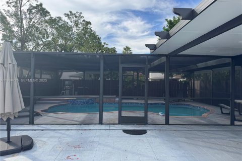 Casa en alquiler en Hialeah, Florida, 3 dormitorios, 187.94 m2 № 1992924 - foto 6