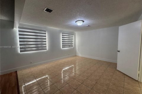 Casa en alquiler en Hialeah, Florida, 3 dormitorios, 187.94 m2 № 1992924 - foto 13
