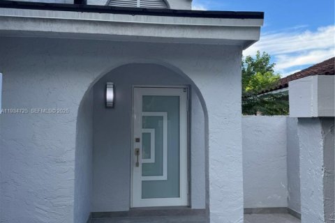 Casa en alquiler en Hialeah, Florida, 3 dormitorios, 187.94 m2 № 1992924 - foto 3