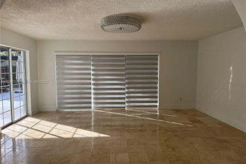 Casa en alquiler en Hialeah, Florida, 3 dormitorios, 187.94 m2 № 1992924 - foto 10