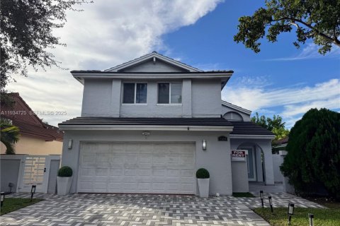 Casa en alquiler en Hialeah, Florida, 3 dormitorios, 187.94 m2 № 1992924 - foto 1
