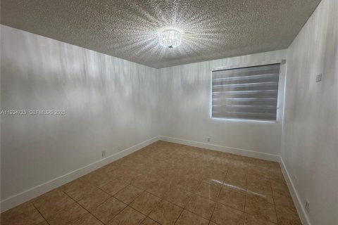 Casa en alquiler en Hialeah, Florida, 3 dormitorios, 187.94 m2 № 1992924 - foto 15